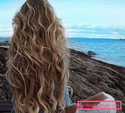 Каскад на кучеряві довге волосся
