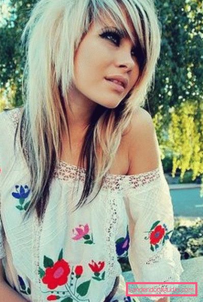 Подвійний каскад на світле волосся середньої довжини