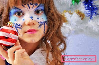 дівчинка з фарбами на обличчі дівчинка з фарбами на обличчі