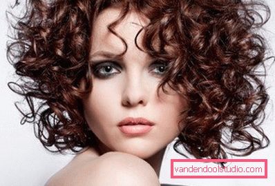 кучерява шатенка кучерява шатенка