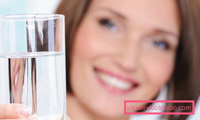 дівчина п'є воду дівчина п'є воду