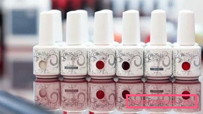 флакончики з різними кольорами кошти для нейл арт