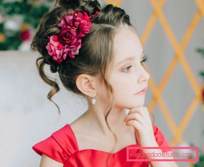 Красиві зачіски для дівчаток з обідком своїми руками - фото