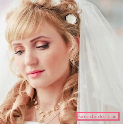Зачіски з квітами на весілля і випускний Красиві зачіски з квітами у волоссі на весілля і на випускний