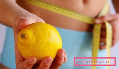 фрукт в руці дівчини фрукт в руці дівчини
