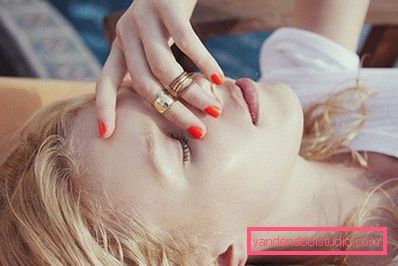 дівчина з яскравим nail art дівчина з яскравим nail art