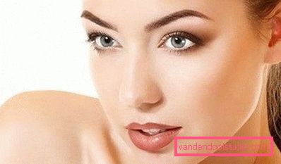 дівчина з чіткими бровами