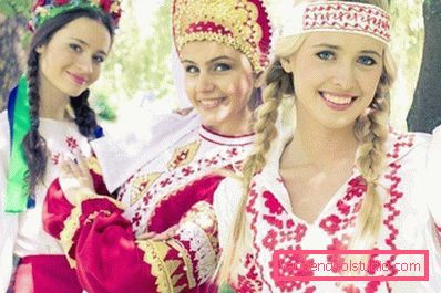 дівчата з різними прикрасами на головах дівчата з різними прикрасами на головах
