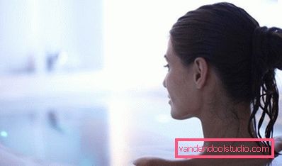 брюнетка в ванні брюнетка в ванні