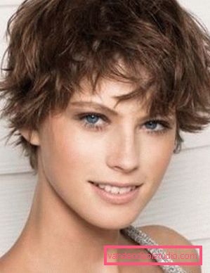 дівчина з короткою зачіскою дівчина з короткою зачіскою