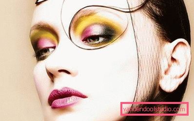 дівчина з незвичайним make up дівчина з незвичайним make up