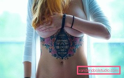 тату під грудьми