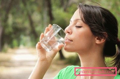 дівчина п'є воду дівчина п'є воду